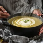 2 ingrédients suffisent pour mon velouté de poireaux d’hiver, prêt pour 4 personnes